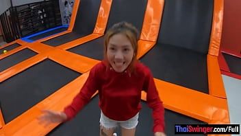 Putar Pacar milf amatir Thailand bersenang-senang di trampolin dan kemudian bercinta di rumah