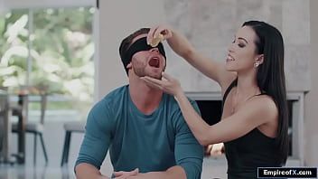 Afspelen Een man neukt zijn vriendin met kleine tieten