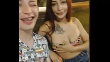Reproducir Novio proxeneta a su novia colombiana en la calle