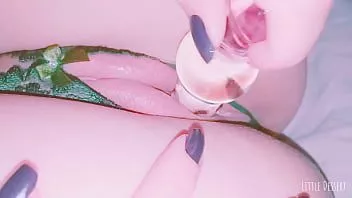 Reproducir Me follo a la novia latina de 18 años de mi amigo con un nuevo consolador de vidrio y su coño rosa