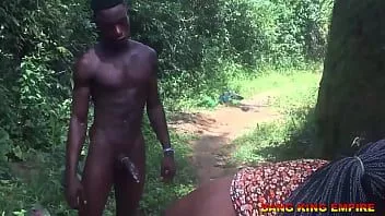 Reproduzir Bang King Empire - eu fodo minha namorada da vila no caminho para a fazenda porque ela não tem chance de vir a minha casa - pornô africano hardcore doggy village
