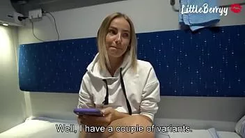 播放 火车上有个漂亮的金发女郎让我操她