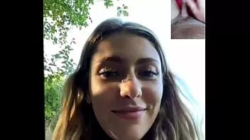 Reproducir Masterbates de novia en un parque público mientras tenemos sexo telefónico