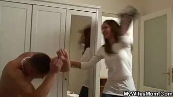 Reproducir Shaggy pussy suegra montando su gran polla