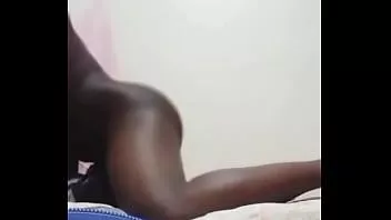 Riproduci La mia ragazza mi ha beccato a masturbarmi con la nostra coperta dato che ero così eccitato