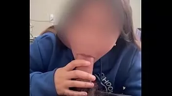 Afspelen Aziatische vriendin zuigt lul voor de eerste keer
