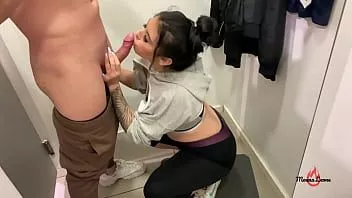 Riproduci Pompino veloce e rischioso nel camerino dopo la palestra
