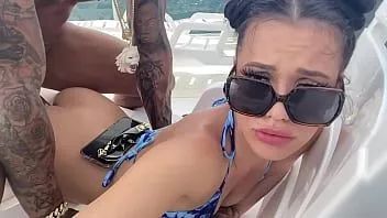Jouer Horny petite salope donne une pipe bâclée et une baise amateur hardcore sur un bateau