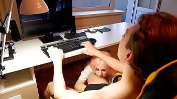 Redare Prietena e nasol în timp ce mă joc la computer