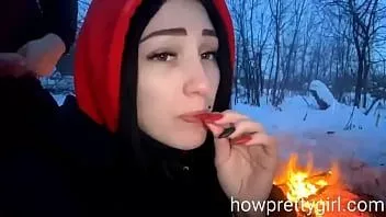 播放 一个男人和一个女孩在冬天在火边做爱