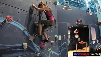 Reproducir La novia escaladora tailandesa no era muy buena en eso, pero resultó ser mejor en el sexo