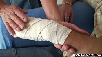 再生 古いブロンドのおばあちゃんは彼の巨大なペニスを吸って乗ります