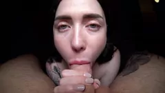 播放 浑身吐口水和精液的丰满黑发荡妇：火辣妻子的强烈 ASMR 口交