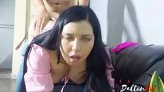 播放 弯曲的Latina在高高的狗狗风格中被调皮
