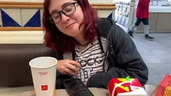 Odtwórz Zaproszenie na lunch mojego przyjaciela zamienia się w trudną sesję analną