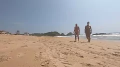 Reproducir Pareja nudista sincera viviendo en la playa pública