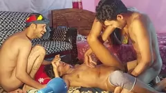 播放 两个女孩和两个男孩在一个热的印度甘邦
