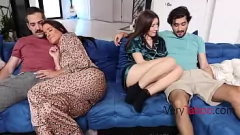 Odtwórz FourSome Fun: Macocha i dziewczyna dołączają do Family Family Fuck