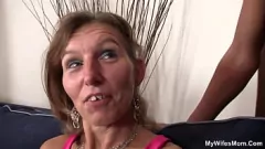 Reproducir Mamá peluda madura trampa con un joven amante mientras el esposo mira