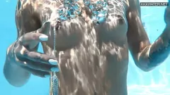 play Pornstar húngaro Zazie Skymm Swim e Playtime ao lado da piscina de Skymm