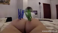 Jouer Pov Ass Play et fessée avec des pêches à linge sur un cul européen parfait