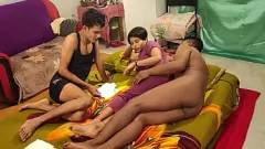 播放 巨乳继妹 Shathi Khatun 渴望与 Hanif 和 Shapan 进行三人性爱