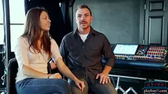 Riproduci Una coppia amatoriale e la loro fidanzata MILF si fanno fare un sex tape professionale con pompini intensi e leccate di fica