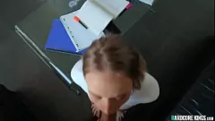 Reproduzir Ponto de vista fumegante de uma pornstar morena peituda dando um boquete alucinante em um bigcock no sofá