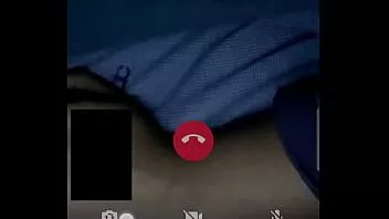 تشغيل تظهر صديقة كبيرة الثدي على مكالمة فيديو حية