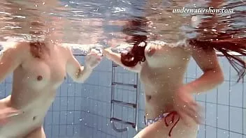 Riproduci Ala e iva con Paulinka nuda e arrapata in piscina